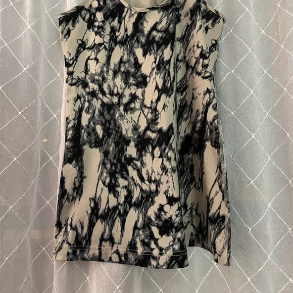 - black and tan lululemon tank top - Picture 2 of 3